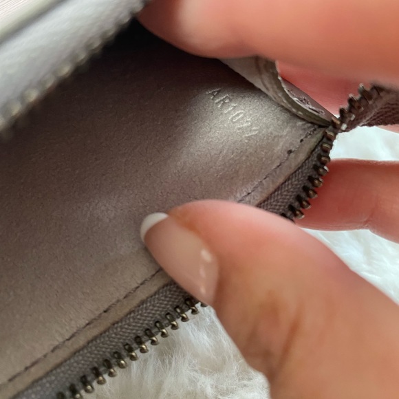 Louis Vuitton
Pochette Accessoires Epi Leather - Picture 9 of 9